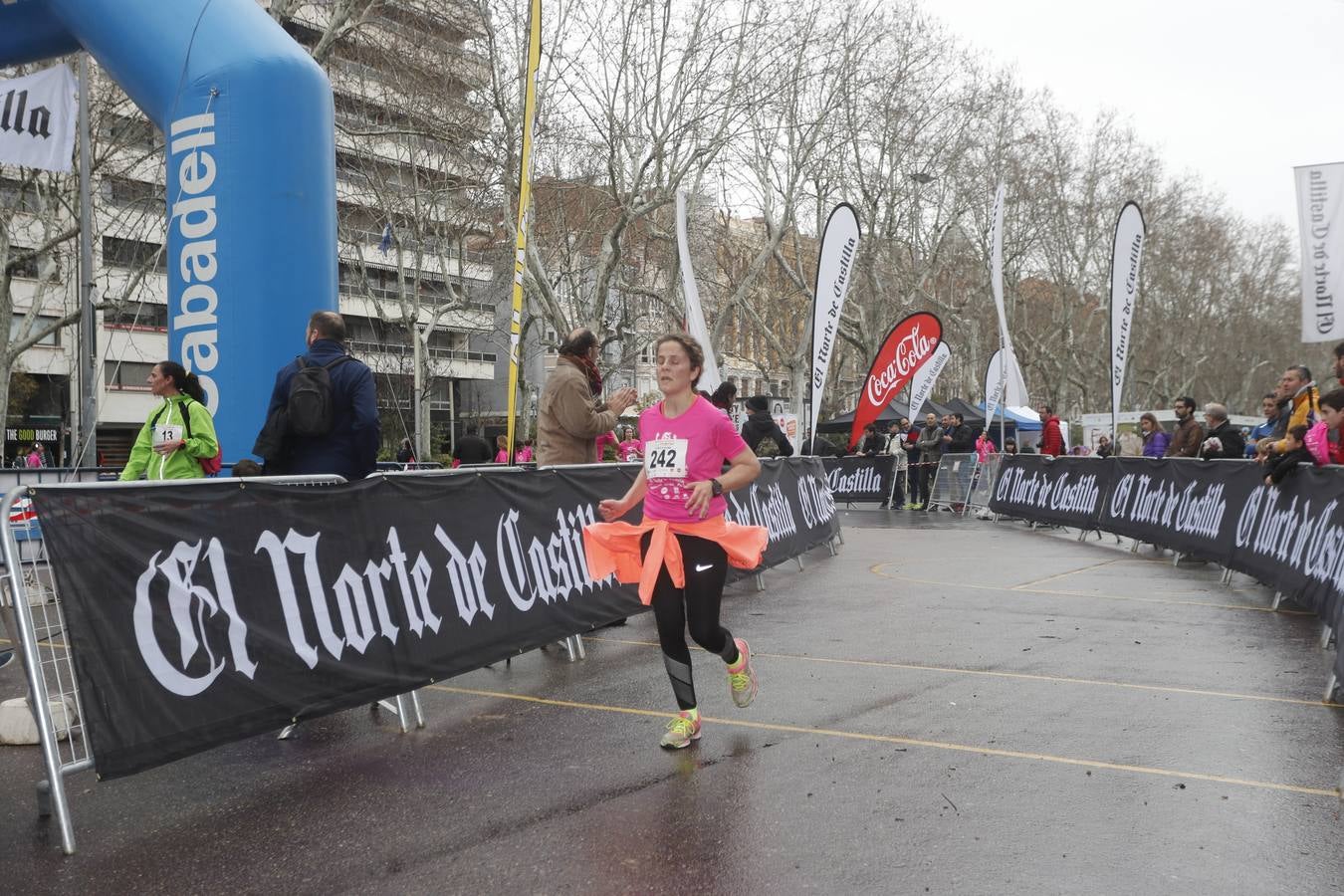 Más de 800 participantes se dieron cita en la Plaza Zorrilla para tomar parte de una marea rosa que tiñó de color las calles del centro de la ciudad