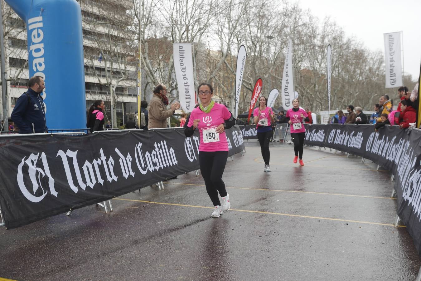 Más de 800 participantes se dieron cita en la Plaza Zorrilla para tomar parte de una marea rosa que tiñó de color las calles del centro de la ciudad