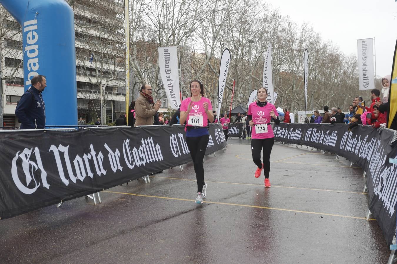 Más de 800 participantes se dieron cita en la Plaza Zorrilla para tomar parte de una marea rosa que tiñó de color las calles del centro de la ciudad