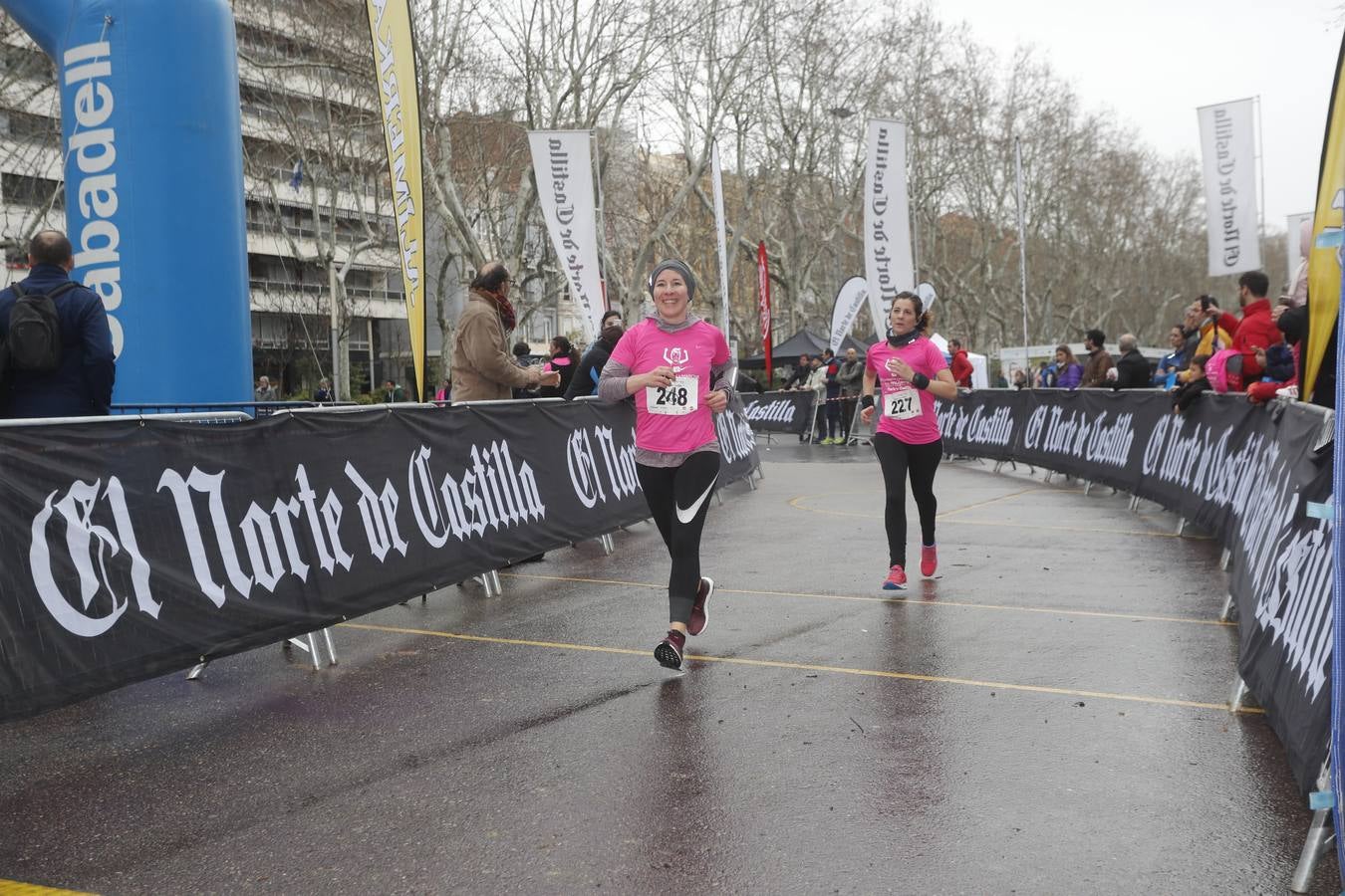 Más de 800 participantes se dieron cita en la Plaza Zorrilla para tomar parte de una marea rosa que tiñó de color las calles del centro de la ciudad