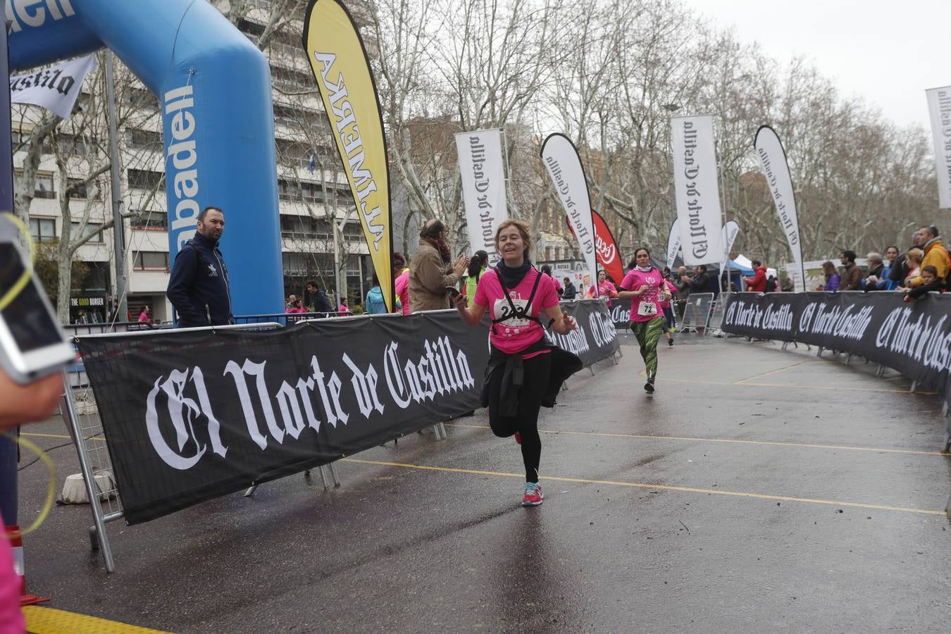 Más de 800 participantes se dieron cita en la Plaza Zorrilla para tomar parte de una marea rosa que tiñó de color las calles del centro de la ciudad