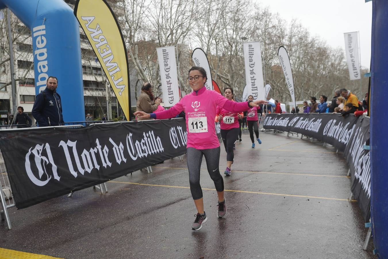 Más de 800 participantes se dieron cita en la Plaza Zorrilla para tomar parte de una marea rosa que tiñó de color las calles del centro de la ciudad