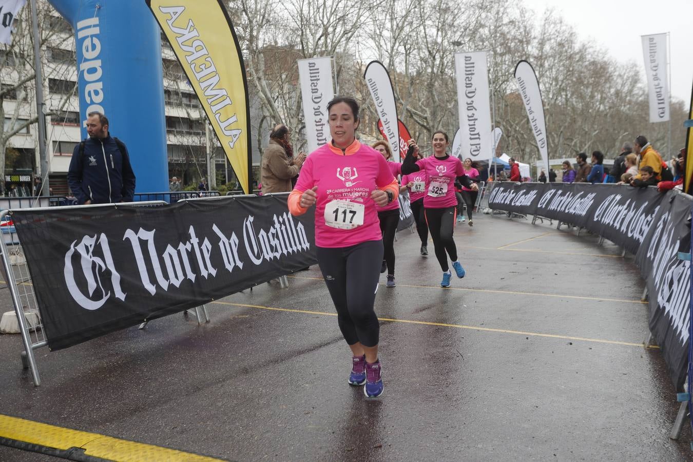 Más de 800 participantes se dieron cita en la Plaza Zorrilla para tomar parte de una marea rosa que tiñó de color las calles del centro de la ciudad