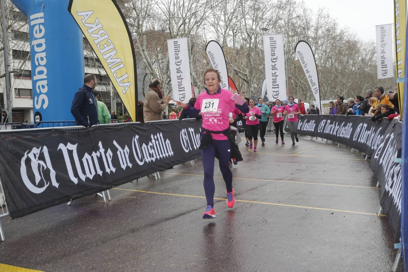 Más de 800 participantes se dieron cita en la Plaza Zorrilla para tomar parte de una marea rosa que tiñó de color las calles del centro de la ciudad