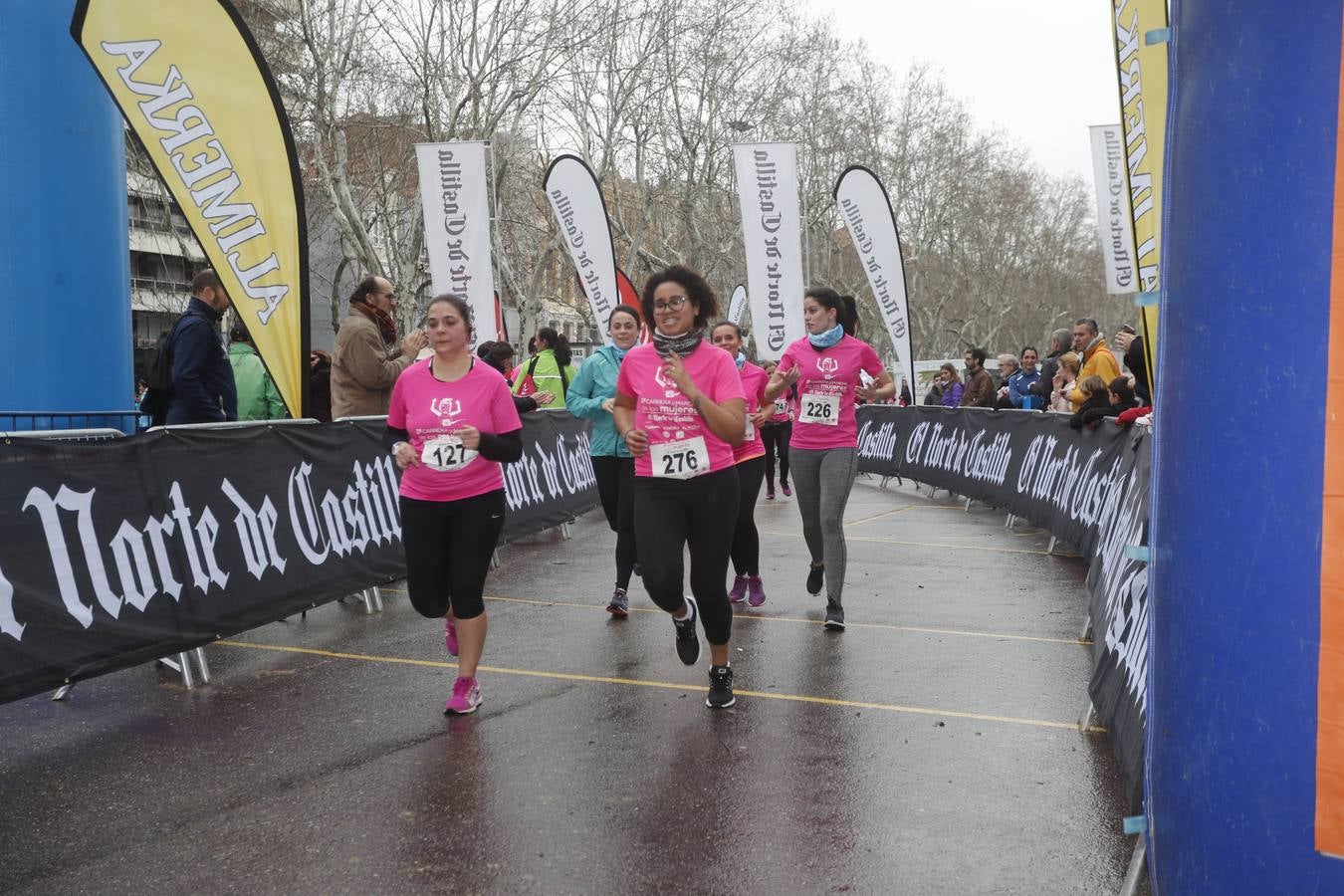 Más de 800 participantes se dieron cita en la Plaza Zorrilla para tomar parte de una marea rosa que tiñó de color las calles del centro de la ciudad