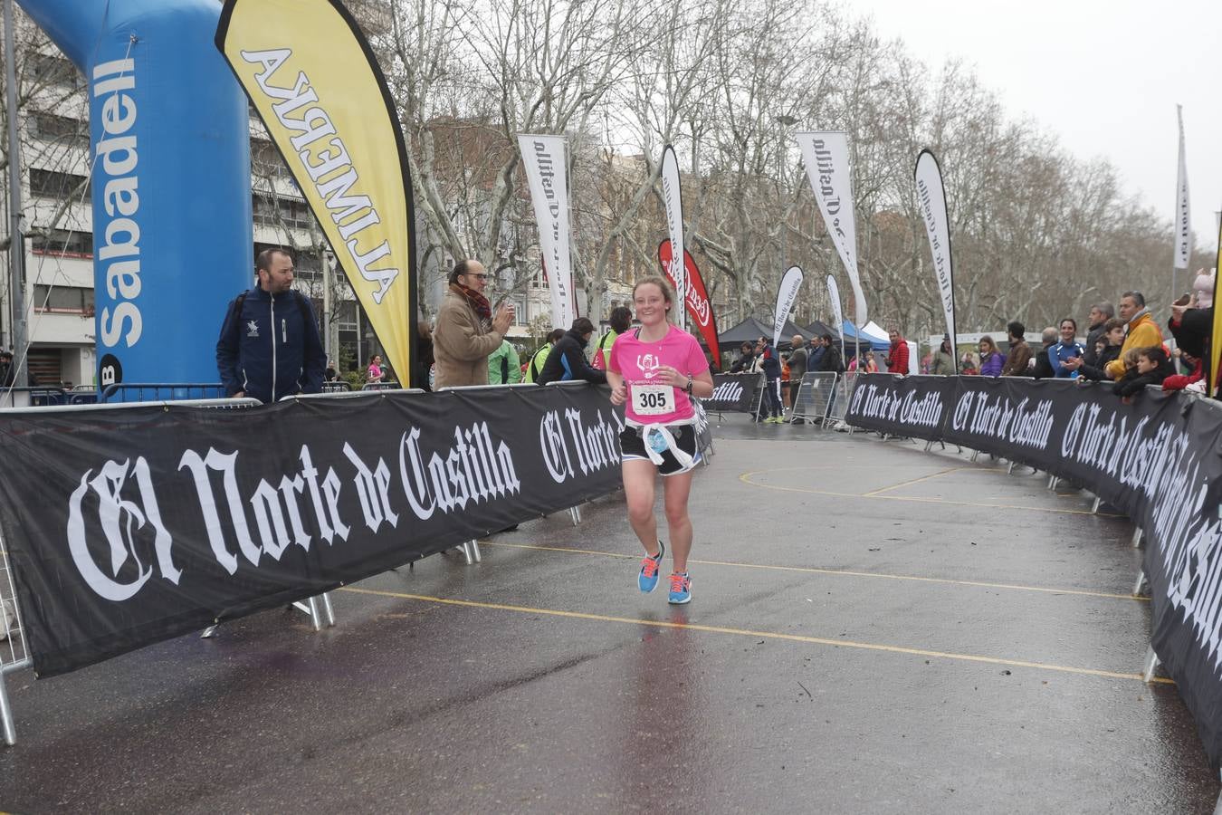 Más de 800 participantes se dieron cita en la Plaza Zorrilla para tomar parte de una marea rosa que tiñó de color las calles del centro de la ciudad