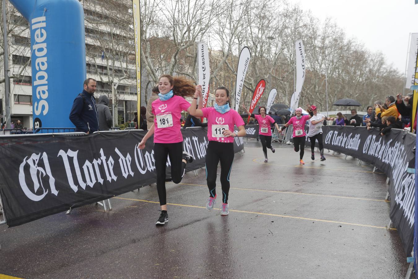 Más de 800 participantes se dieron cita en la Plaza Zorrilla para tomar parte de una marea rosa que tiñó de color las calles del centro de la ciudad