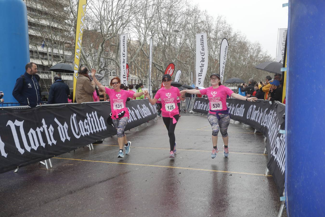 Más de 800 participantes se dieron cita en la Plaza Zorrilla para tomar parte de una marea rosa que tiñó de color las calles del centro de la ciudad