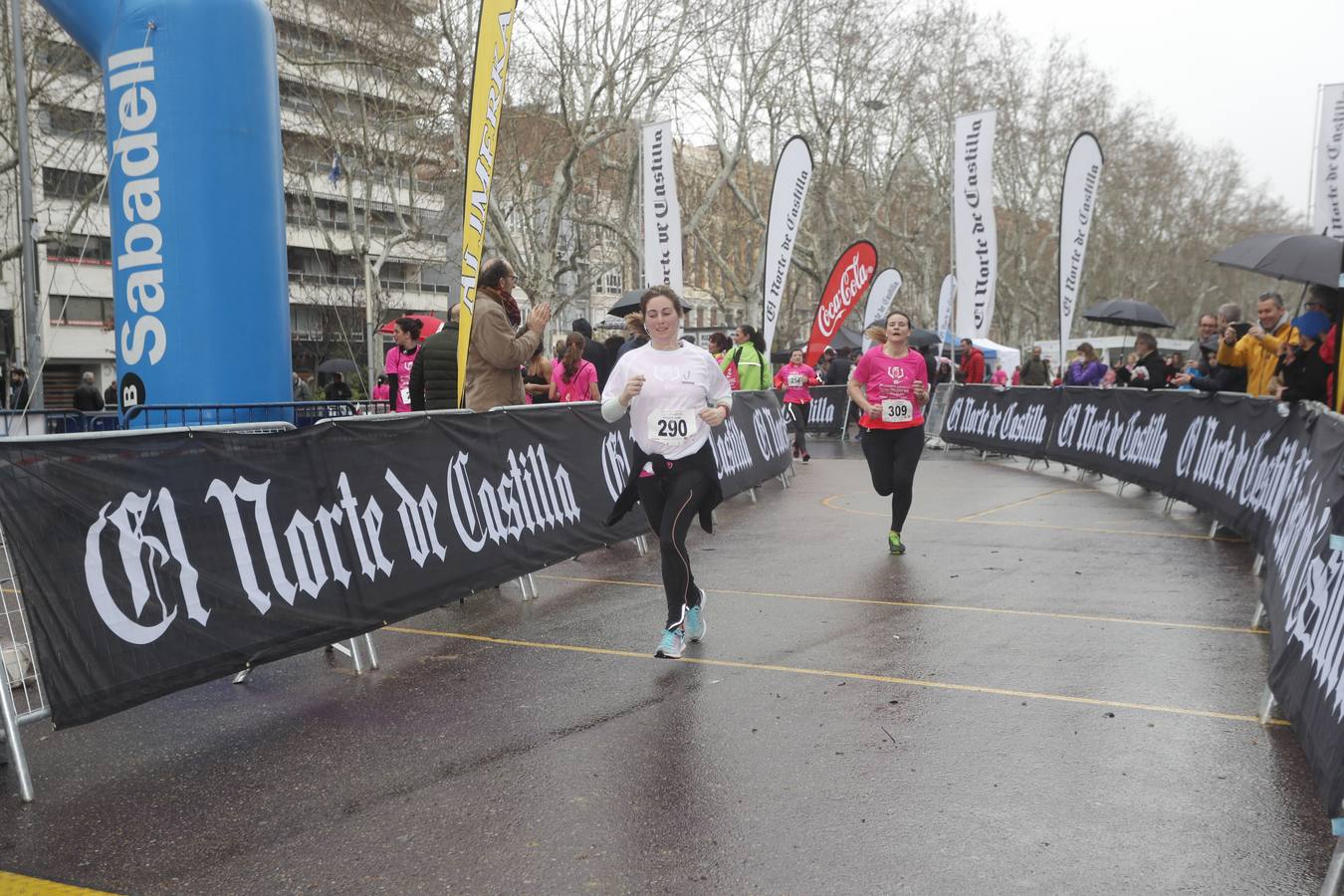 Más de 800 participantes se dieron cita en la Plaza Zorrilla para tomar parte de una marea rosa que tiñó de color las calles del centro de la ciudad