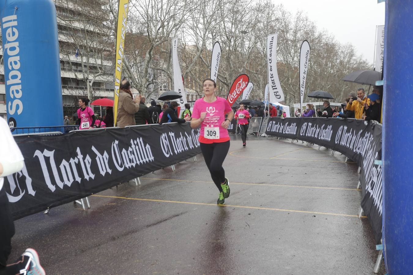 Más de 800 participantes se dieron cita en la Plaza Zorrilla para tomar parte de una marea rosa que tiñó de color las calles del centro de la ciudad