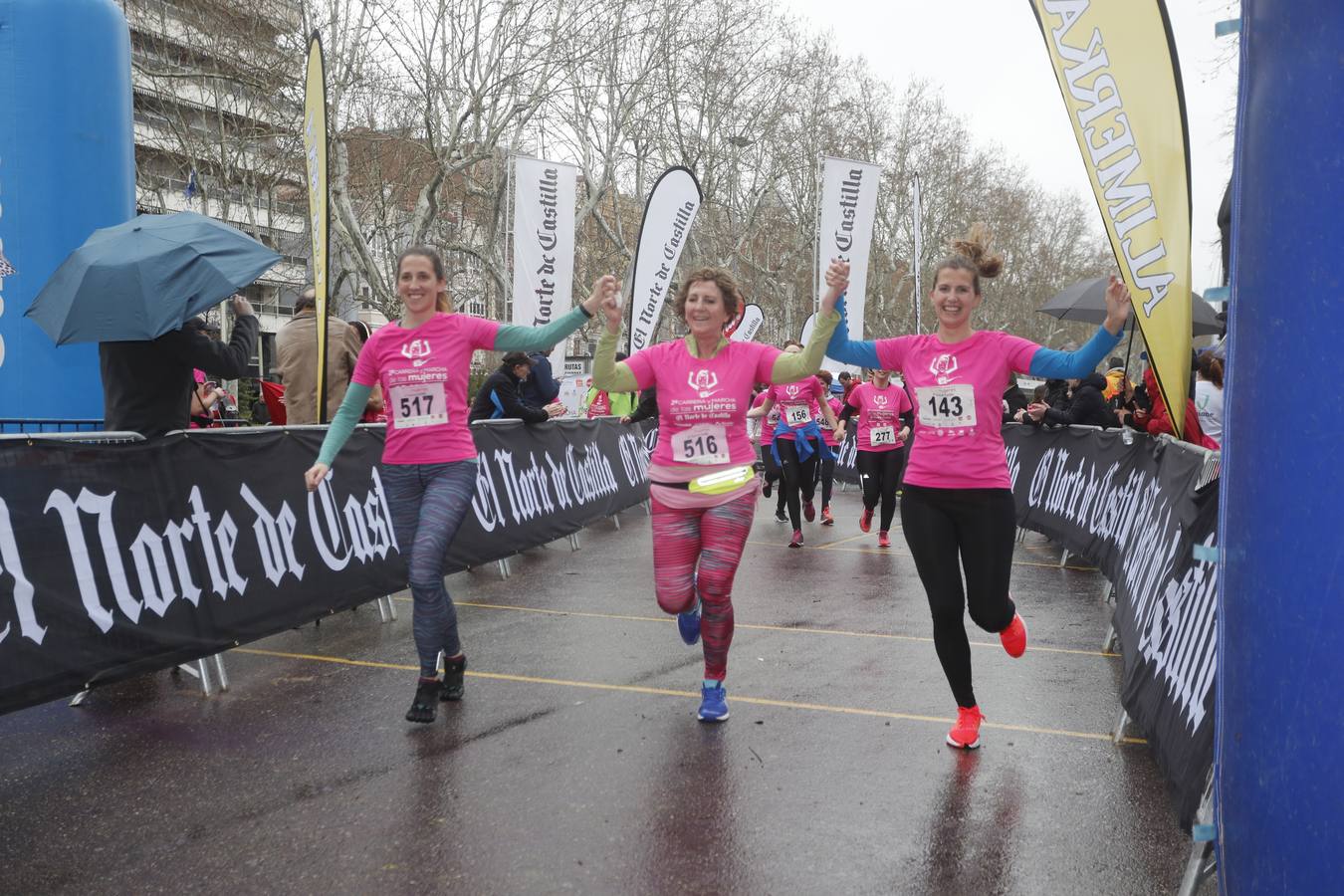 Más de 800 participantes se dieron cita en la Plaza Zorrilla para tomar parte de una marea rosa que tiñó de color las calles del centro de la ciudad