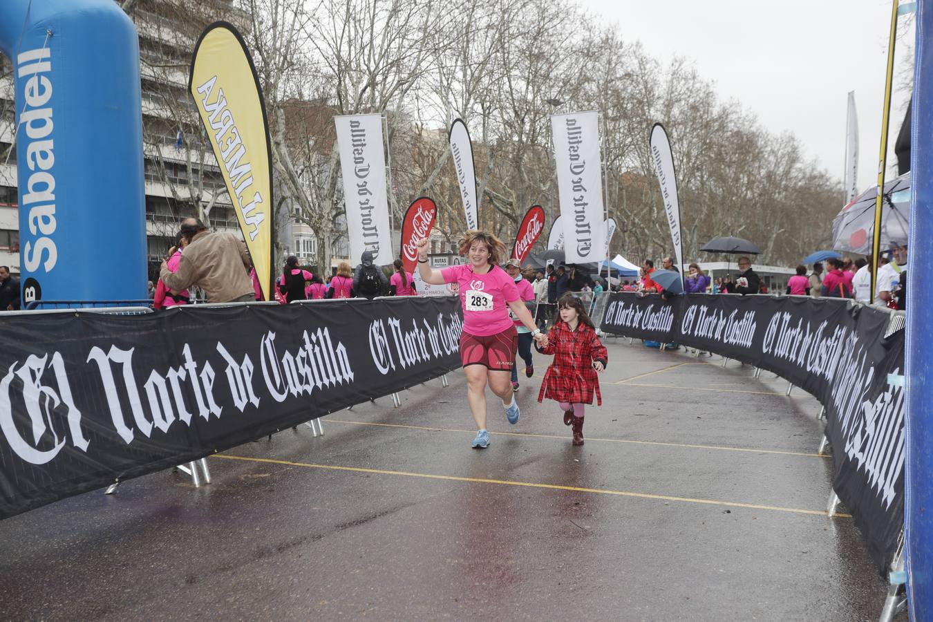 Más de 800 participantes se dieron cita en la Plaza Zorrilla para tomar parte de una marea rosa que tiñó de color las calles del centro de la ciudad