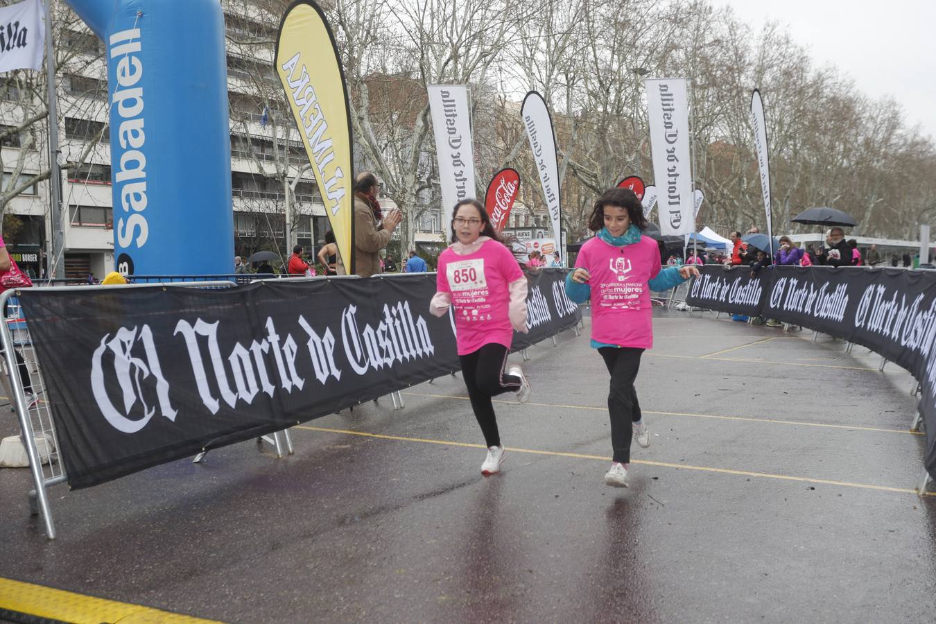 Más de 800 participantes se dieron cita en la Plaza Zorrilla para tomar parte de una marea rosa que tiñó de color las calles del centro de la ciudad