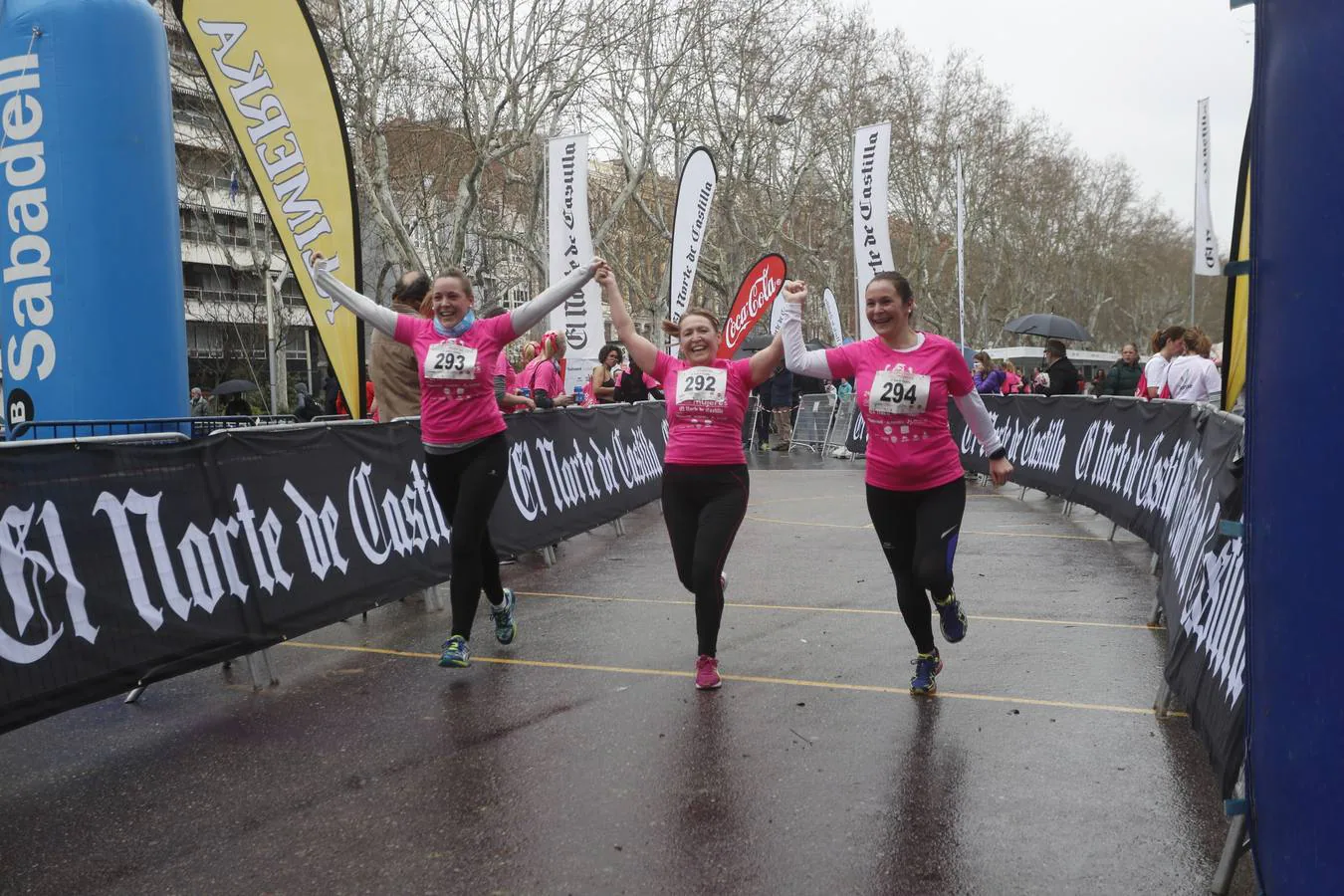 Más de 800 participantes se dieron cita en la Plaza Zorrilla para tomar parte de una marea rosa que tiñó de color las calles del centro de la ciudad