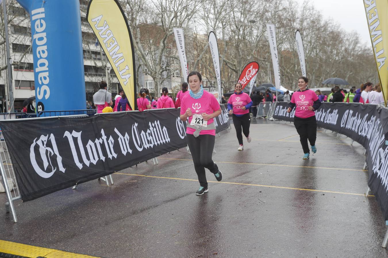 Más de 800 participantes se dieron cita en la Plaza Zorrilla para tomar parte de una marea rosa que tiñó de color las calles del centro de la ciudad