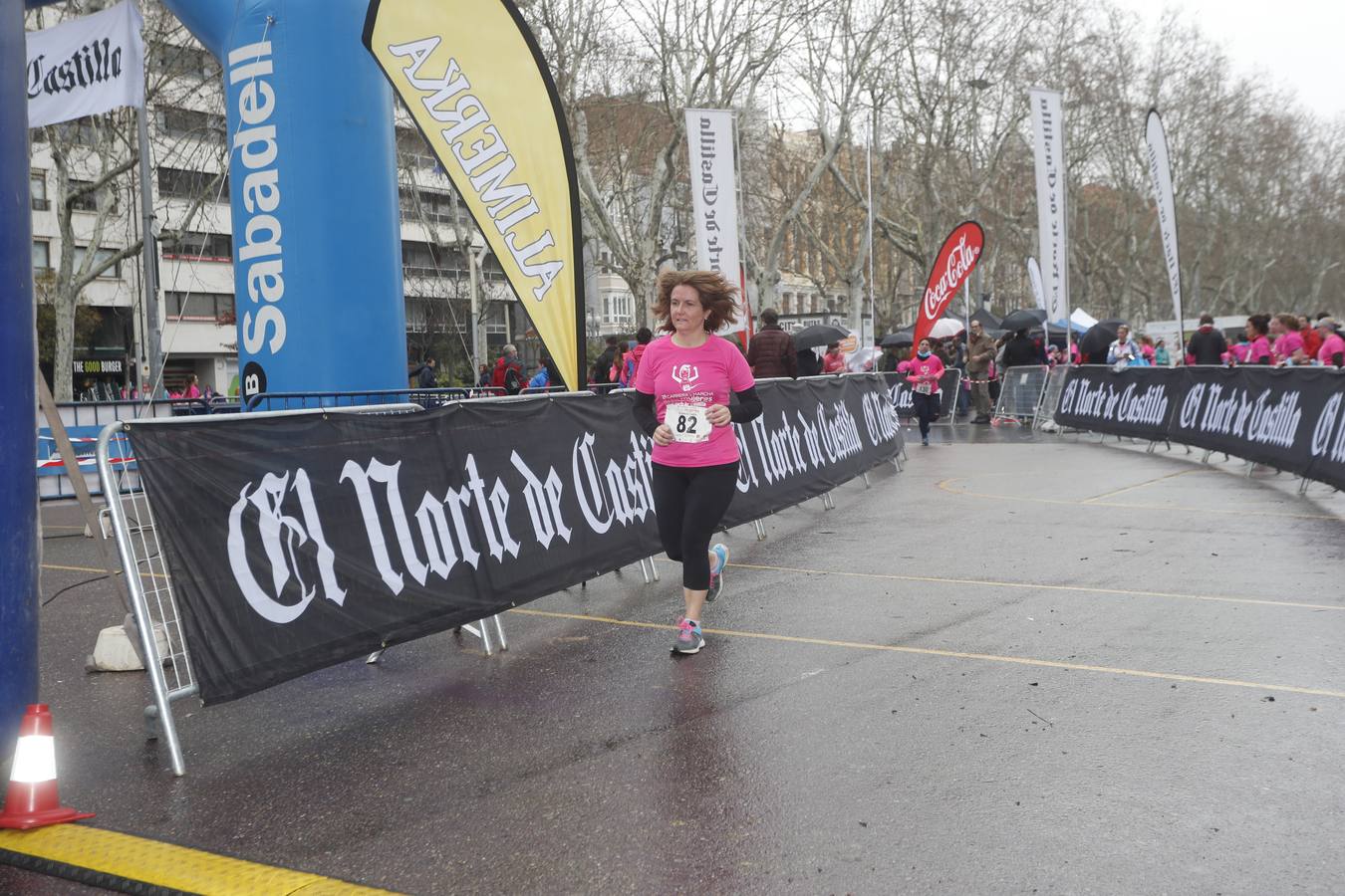 Más de 800 participantes se dieron cita en la Plaza Zorrilla para tomar parte de una marea rosa que tiñó de color las calles del centro de la ciudad