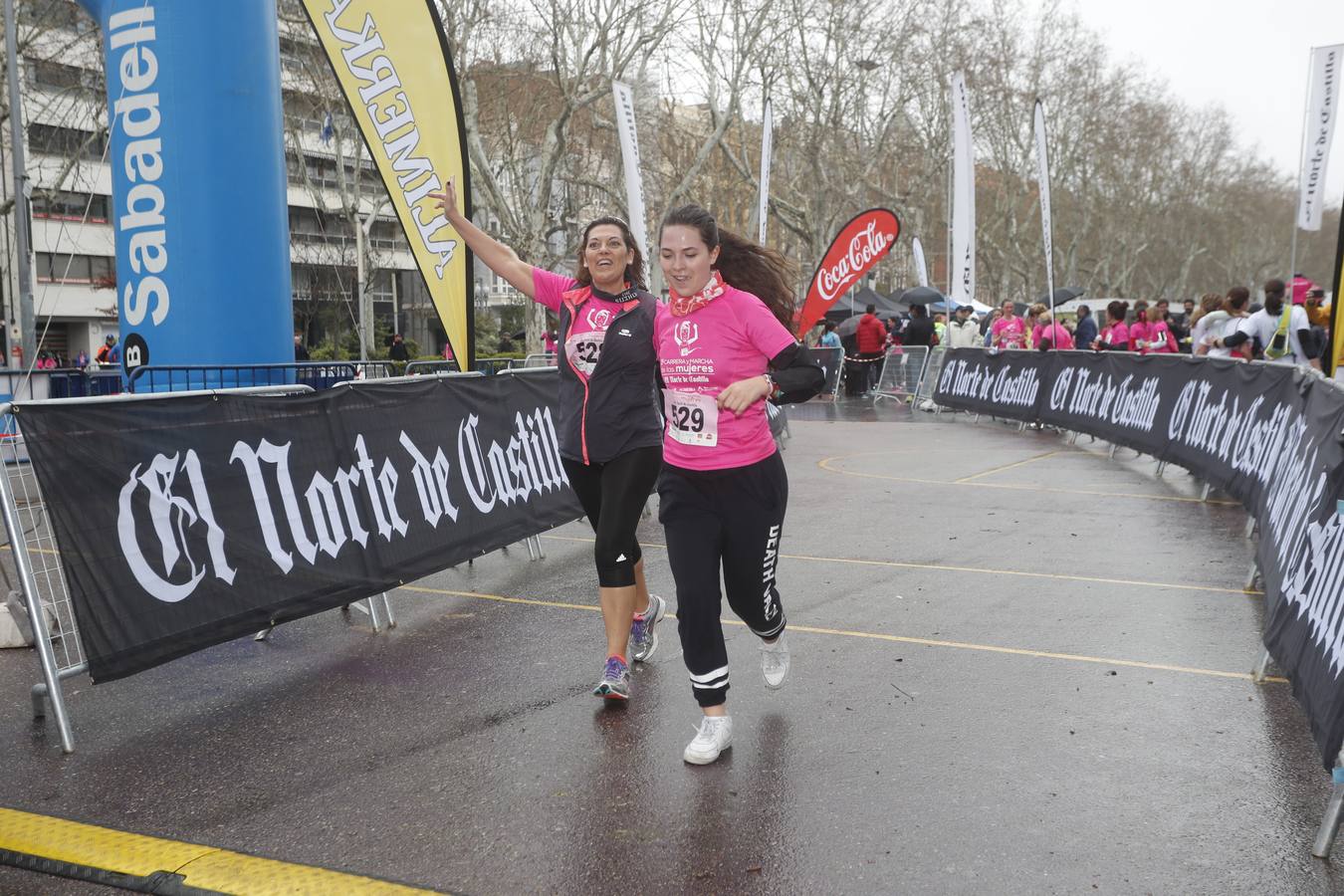 Más de 800 participantes se dieron cita en la Plaza Zorrilla para tomar parte de una marea rosa que tiñó de color las calles del centro de la ciudad