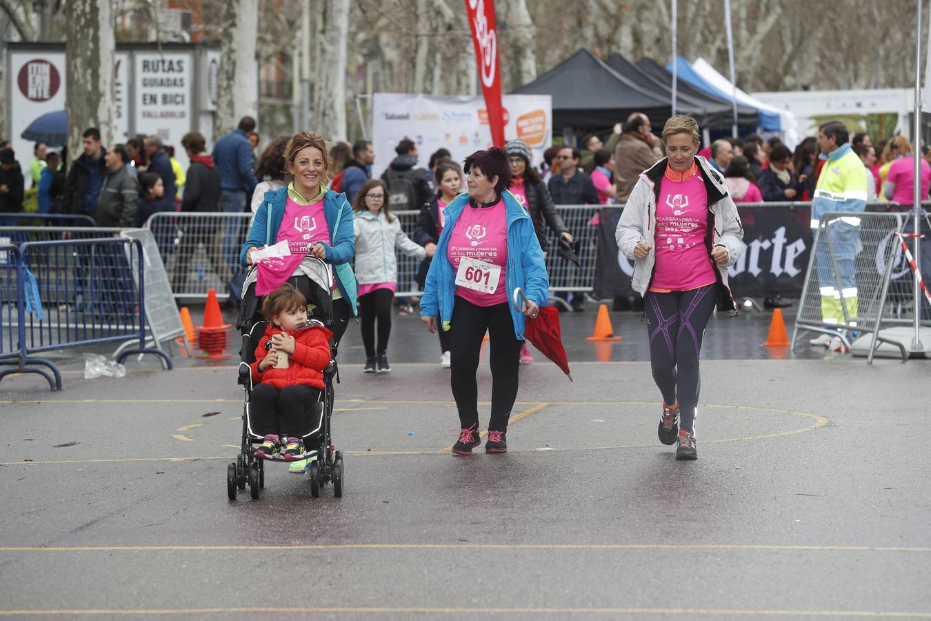 Más de 800 participantes se dieron cita en la Plaza Zorrilla para tomar parte de una marea rosa que tiñó de color las calles del centro de la ciudad