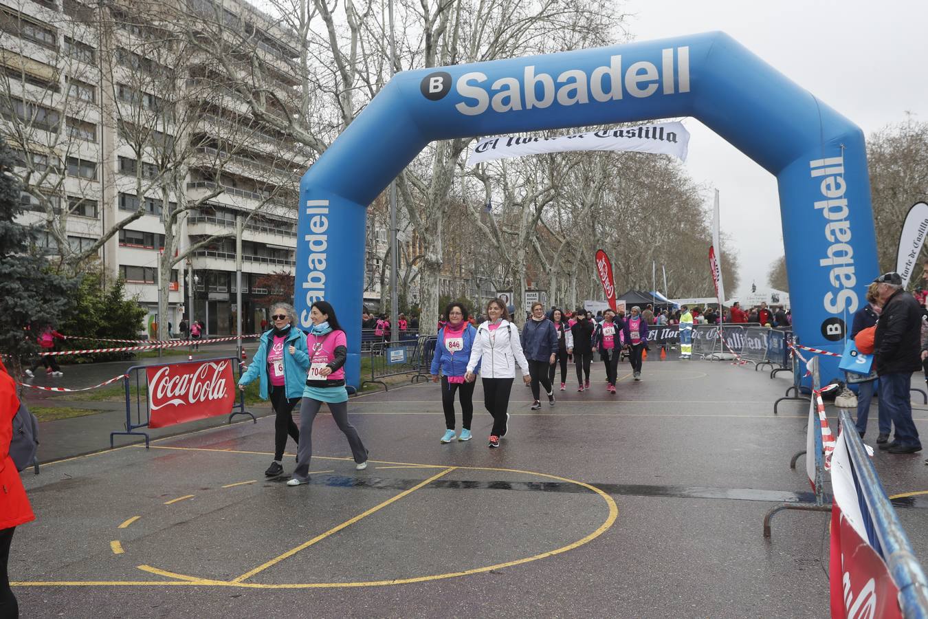 Más de 800 participantes se dieron cita en la Plaza Zorrilla para tomar parte de una marea rosa que tiñó de color las calles del centro de la ciudad