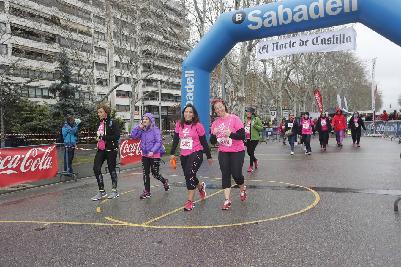 Más de 800 participantes se dieron cita en la Plaza Zorrilla para tomar parte de una marea rosa que tiñó de color las calles del centro de la ciudad