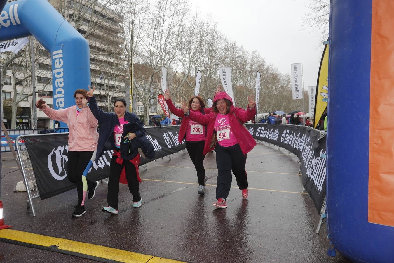 Más de 800 participantes se dieron cita en la Plaza Zorrilla para tomar parte de una marea rosa que tiñó de color las calles del centro de la ciudad