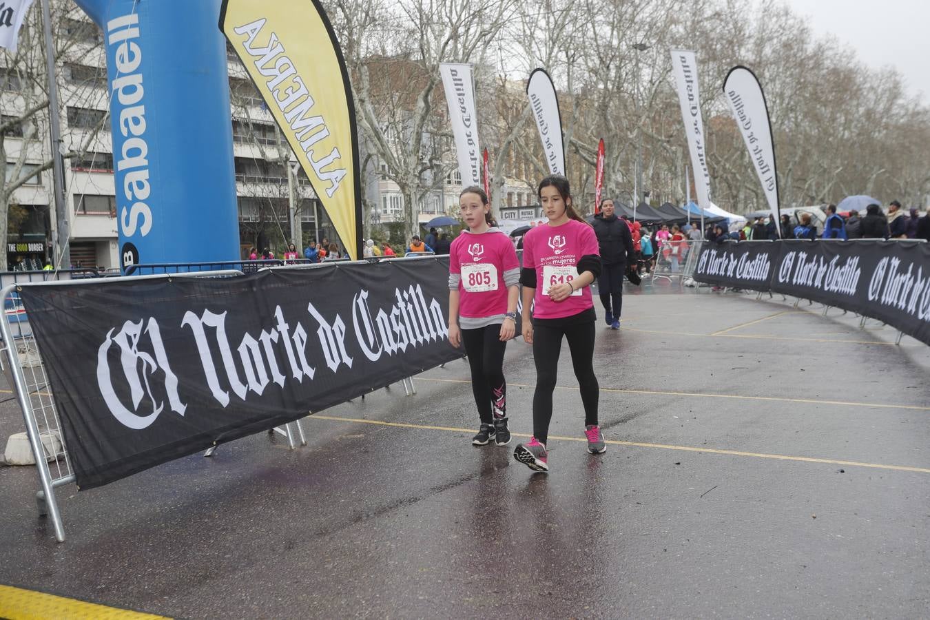 Más de 800 participantes se dieron cita en la Plaza Zorrilla para tomar parte de una marea rosa que tiñó de color las calles del centro de la ciudad