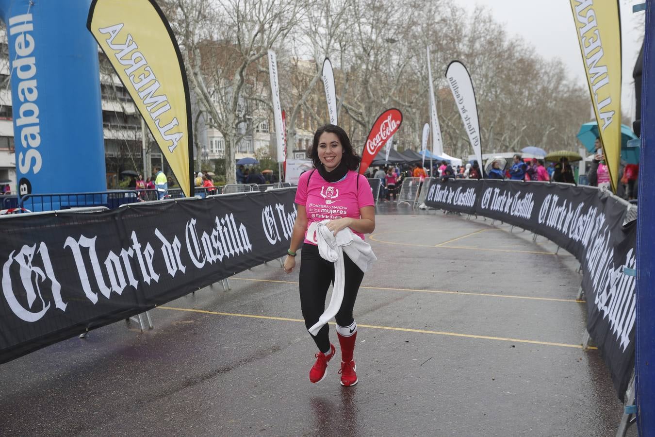 Más de 800 participantes se dieron cita en la Plaza Zorrilla para tomar parte de una marea rosa que tiñó de color las calles del centro de la ciudad