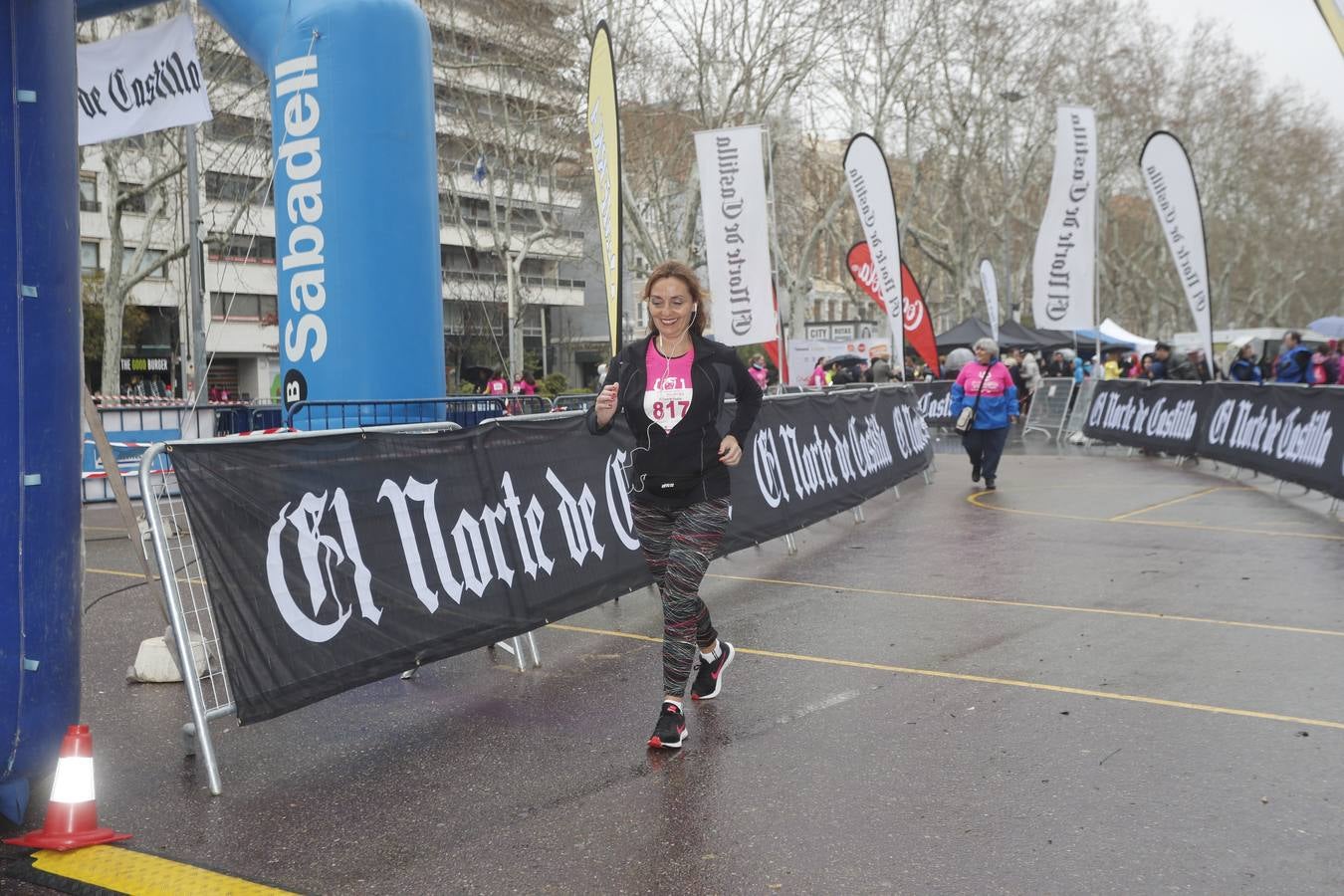 Más de 800 participantes se dieron cita en la Plaza Zorrilla para tomar parte de una marea rosa que tiñó de color las calles del centro de la ciudad