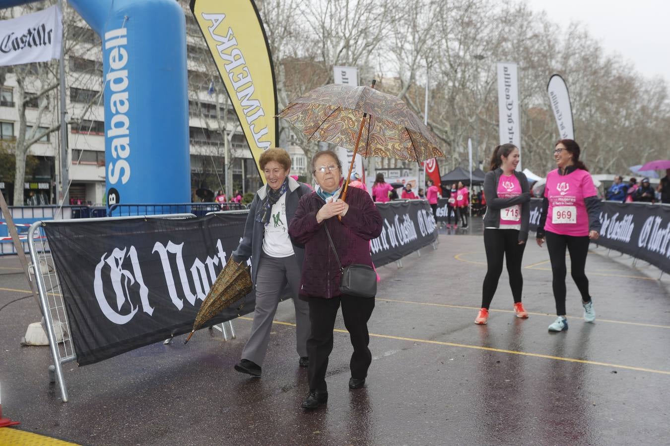 Más de 800 participantes se dieron cita en la Plaza Zorrilla para tomar parte de una marea rosa que tiñó de color las calles del centro de la ciudad