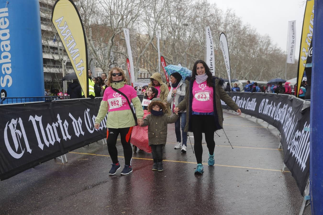 Más de 800 participantes se dieron cita en la Plaza Zorrilla para tomar parte de una marea rosa que tiñó de color las calles del centro de la ciudad