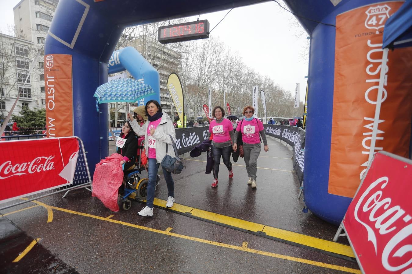 Más de 800 participantes se dieron cita en la Plaza Zorrilla para tomar parte de una marea rosa que tiñó de color las calles del centro de la ciudad