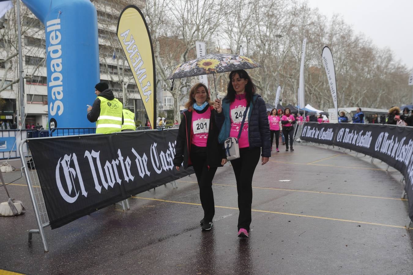 Más de 800 participantes se dieron cita en la Plaza Zorrilla para tomar parte de una marea rosa que tiñó de color las calles del centro de la ciudad