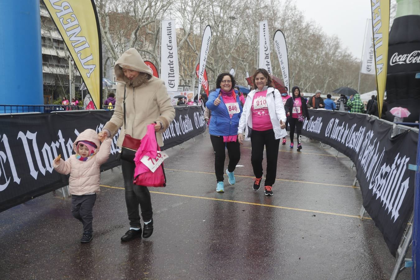 Más de 800 participantes se dieron cita en la Plaza Zorrilla para tomar parte de una marea rosa que tiñó de color las calles del centro de la ciudad