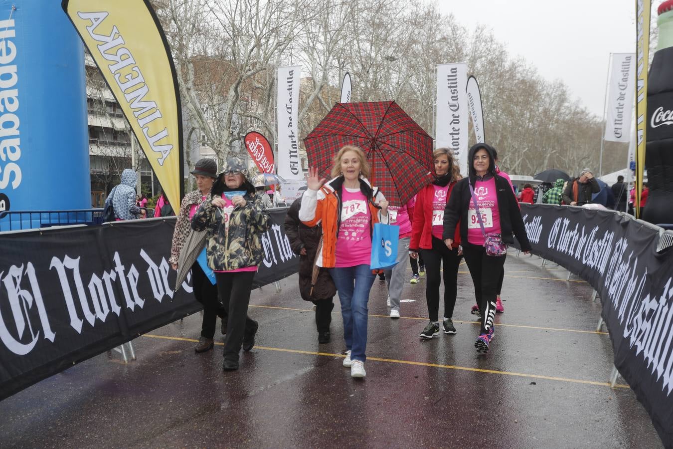 Más de 800 participantes se dieron cita en la Plaza Zorrilla para tomar parte de una marea rosa que tiñó de color las calles del centro de la ciudad