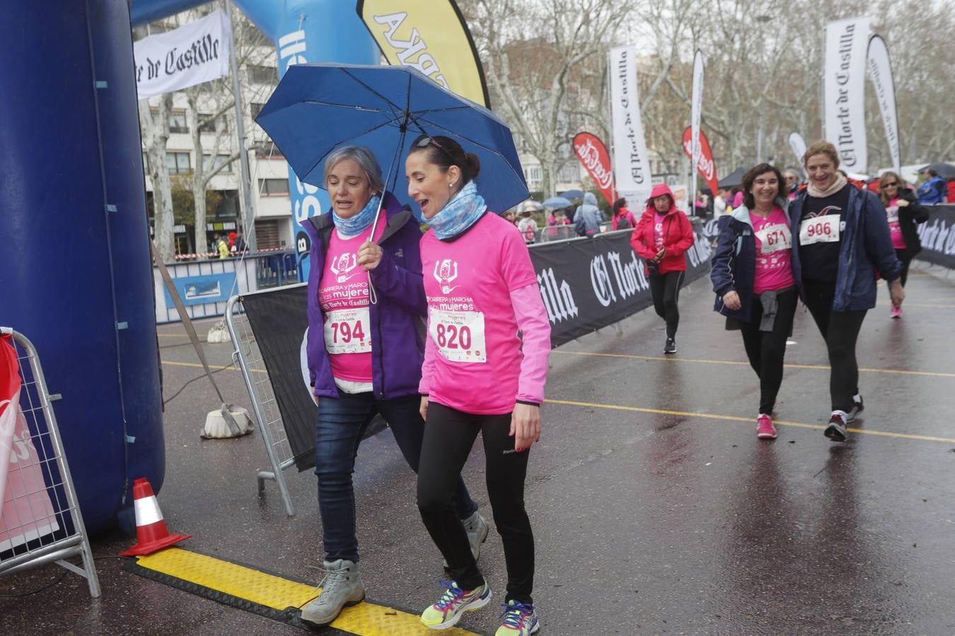 Más de 800 participantes se dieron cita en la Plaza Zorrilla para tomar parte de una marea rosa que tiñó de color las calles del centro de la ciudad