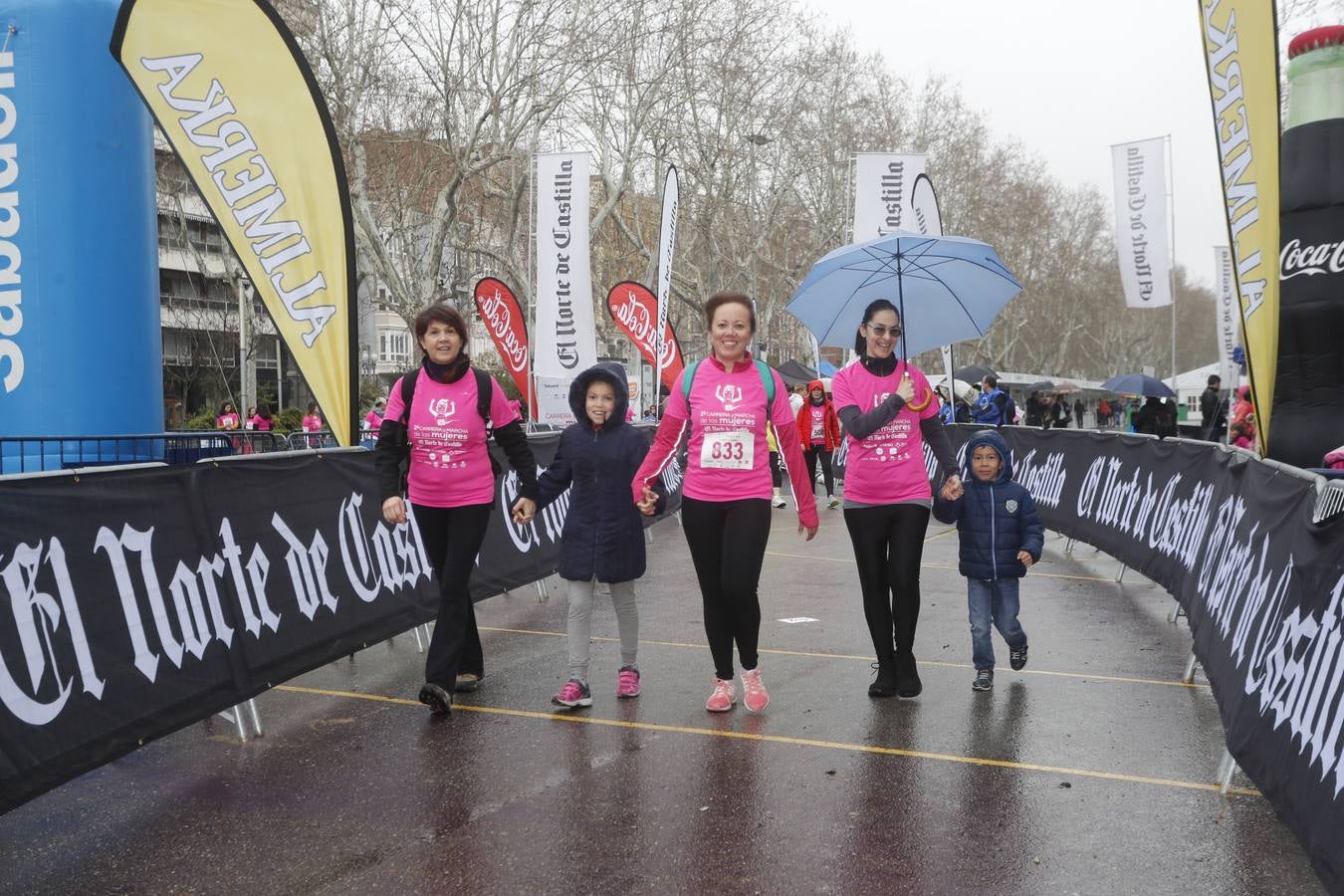 Más de 800 participantes se dieron cita en la Plaza Zorrilla para tomar parte de una marea rosa que tiñó de color las calles del centro de la ciudad