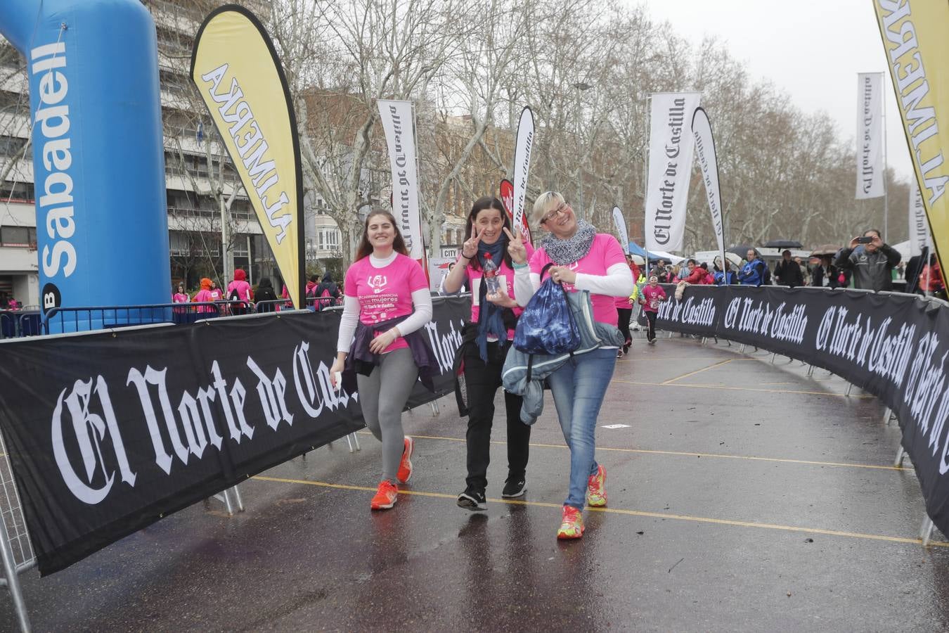 Más de 800 participantes se dieron cita en la Plaza Zorrilla para tomar parte de una marea rosa que tiñó de color las calles del centro de la ciudad