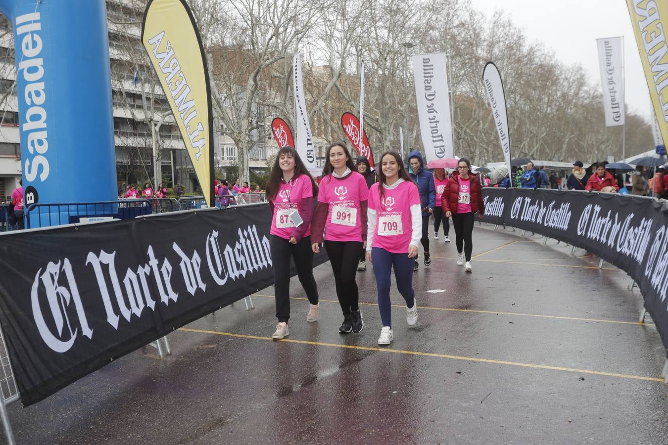 Más de 800 participantes se dieron cita en la Plaza Zorrilla para tomar parte de una marea rosa que tiñó de color las calles del centro de la ciudad