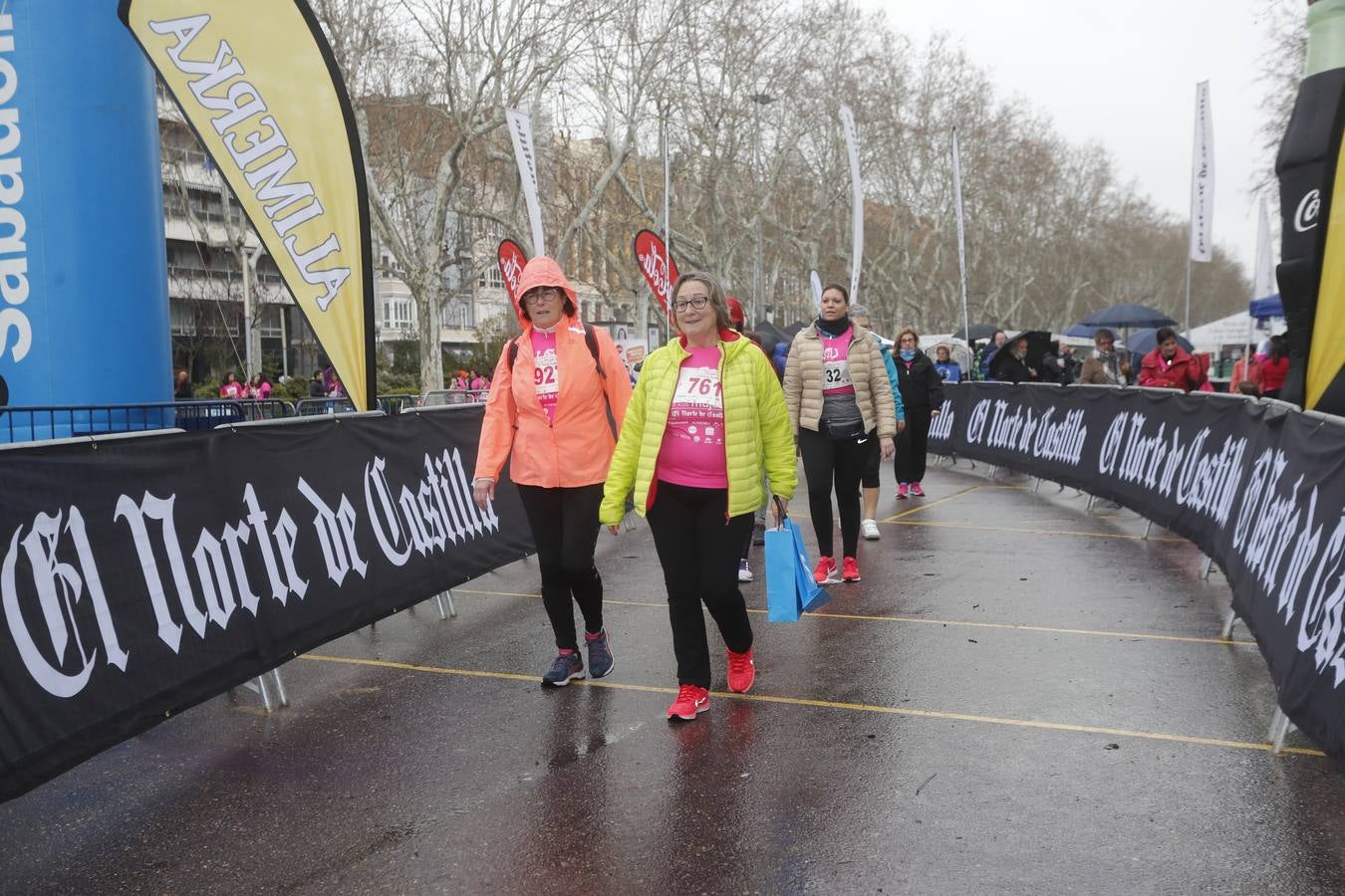 Más de 800 participantes se dieron cita en la Plaza Zorrilla para tomar parte de una marea rosa que tiñó de color las calles del centro de la ciudad