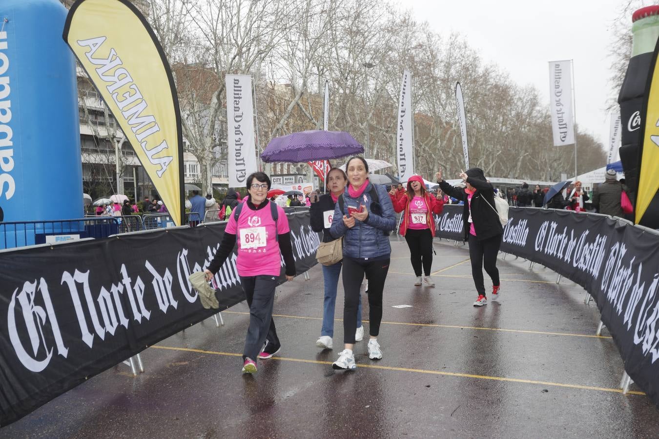 Más de 800 participantes se dieron cita en la Plaza Zorrilla para tomar parte de una marea rosa que tiñó de color las calles del centro de la ciudad