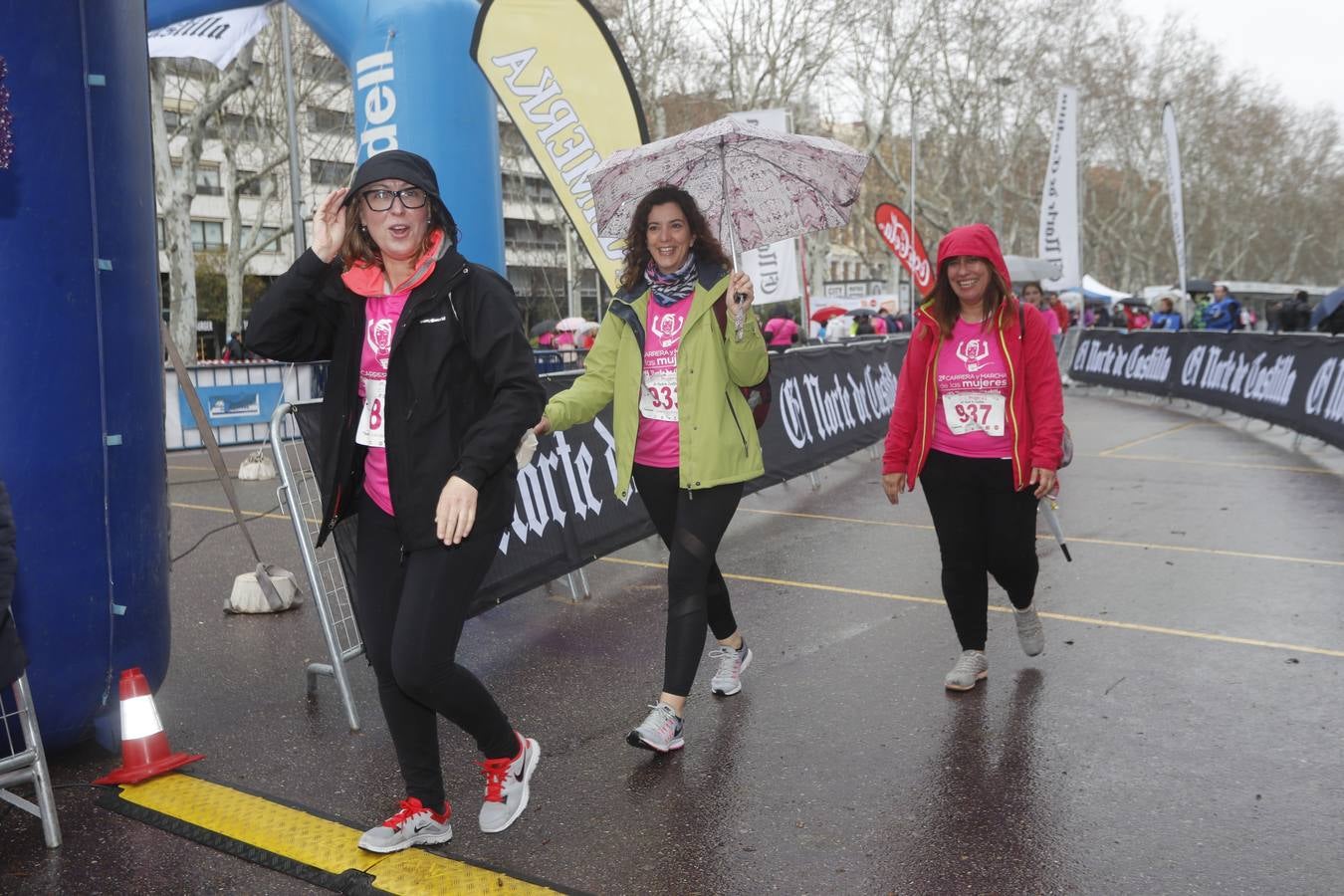 Más de 800 participantes se dieron cita en la Plaza Zorrilla para tomar parte de una marea rosa que tiñó de color las calles del centro de la ciudad