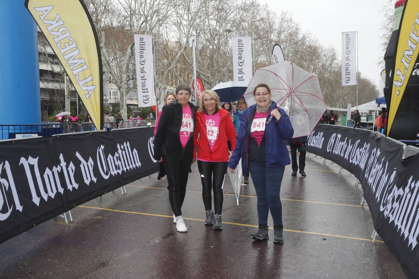 Más de 800 participantes se dieron cita en la Plaza Zorrilla para tomar parte de una marea rosa que tiñó de color las calles del centro de la ciudad