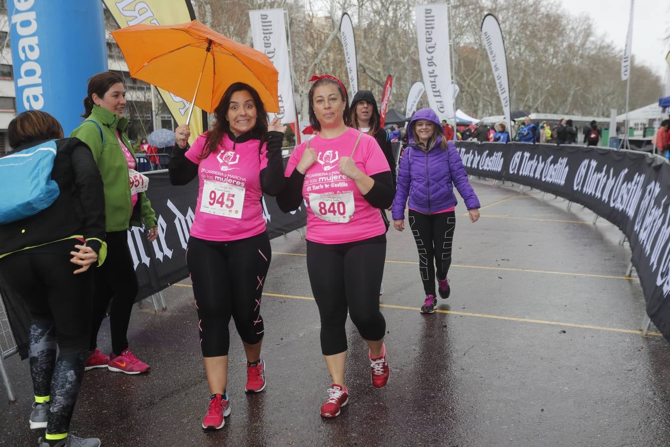 Más de 800 participantes se dieron cita en la Plaza Zorrilla para tomar parte de una marea rosa que tiñó de color las calles del centro de la ciudad