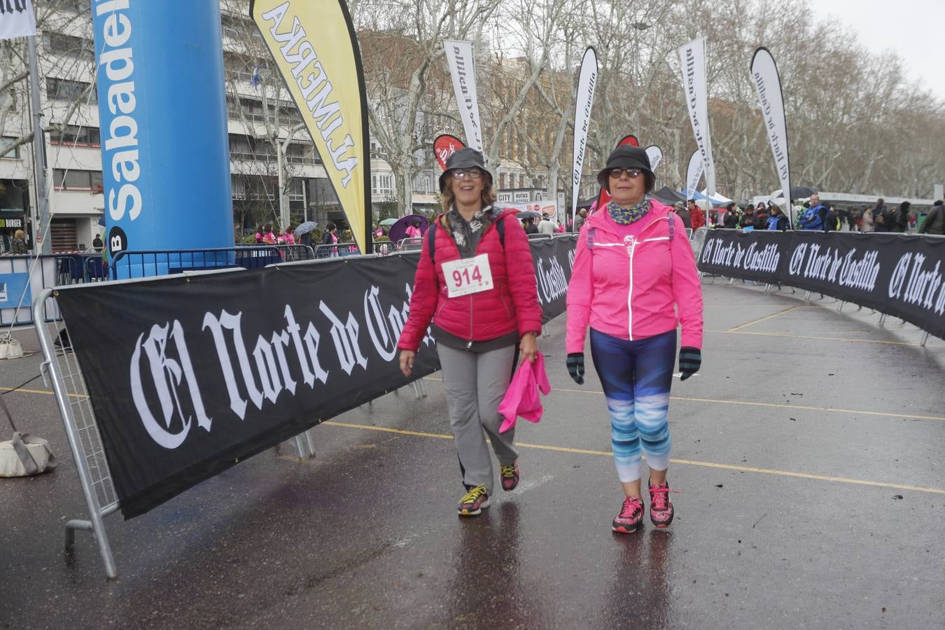 Más de 800 participantes se dieron cita en la Plaza Zorrilla para tomar parte de una marea rosa que tiñó de color las calles del centro de la ciudad