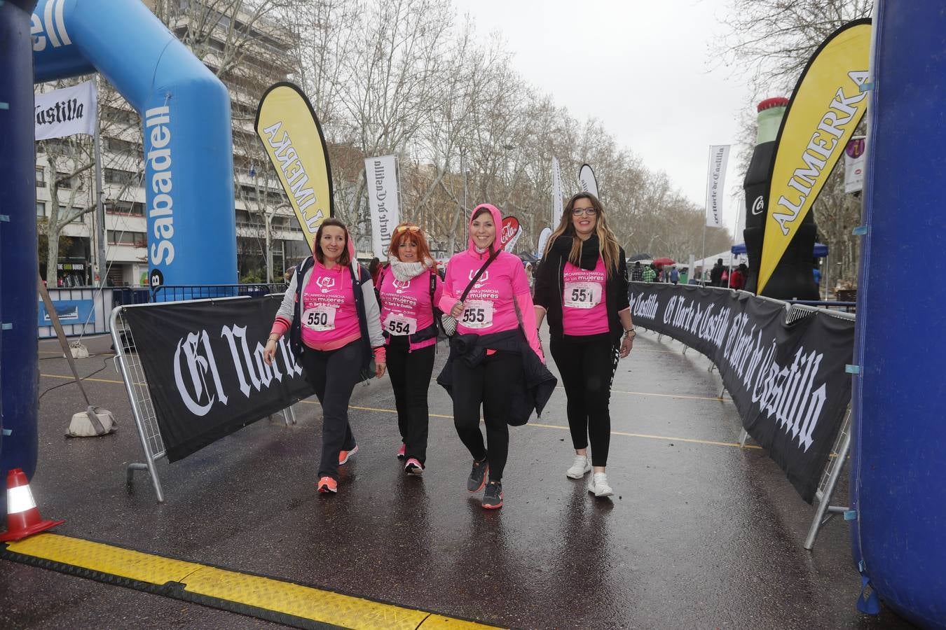 Más de 800 participantes se dieron cita en la Plaza Zorrilla para tomar parte de una marea rosa que tiñó de color las calles del centro de la ciudad