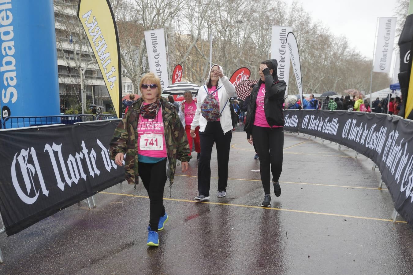 Más de 800 participantes se dieron cita en la Plaza Zorrilla para tomar parte de una marea rosa que tiñó de color las calles del centro de la ciudad