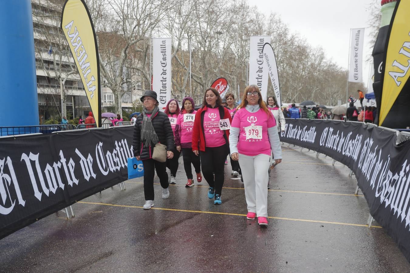 Más de 800 participantes se dieron cita en la Plaza Zorrilla para tomar parte de una marea rosa que tiñó de color las calles del centro de la ciudad