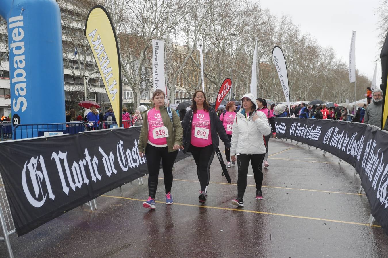 Más de 800 participantes se dieron cita en la Plaza Zorrilla para tomar parte de una marea rosa que tiñó de color las calles del centro de la ciudad