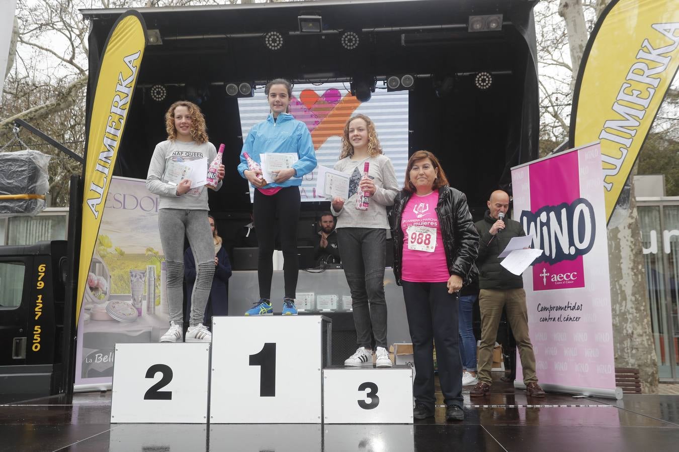 Más de 800 participantes se dieron cita en la Plaza Zorrilla para tomar parte de una marea rosa que tiñó de color las calles del centro de la ciudad