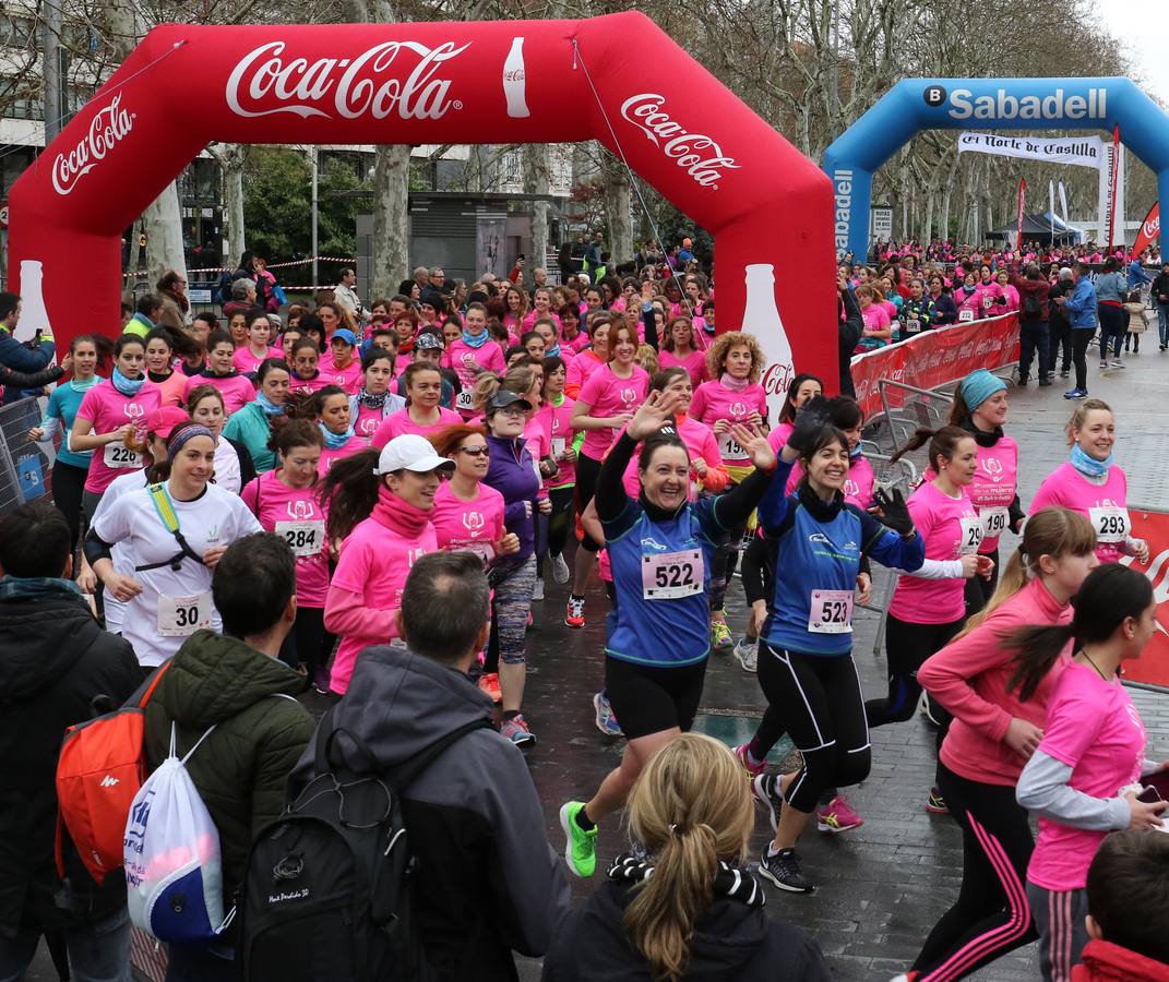 Más de 800 participantes se dieron cita en la Plaza Zorrilla para tomar parte de una marea rosa que tiñó de color las calles del centro de la ciudad